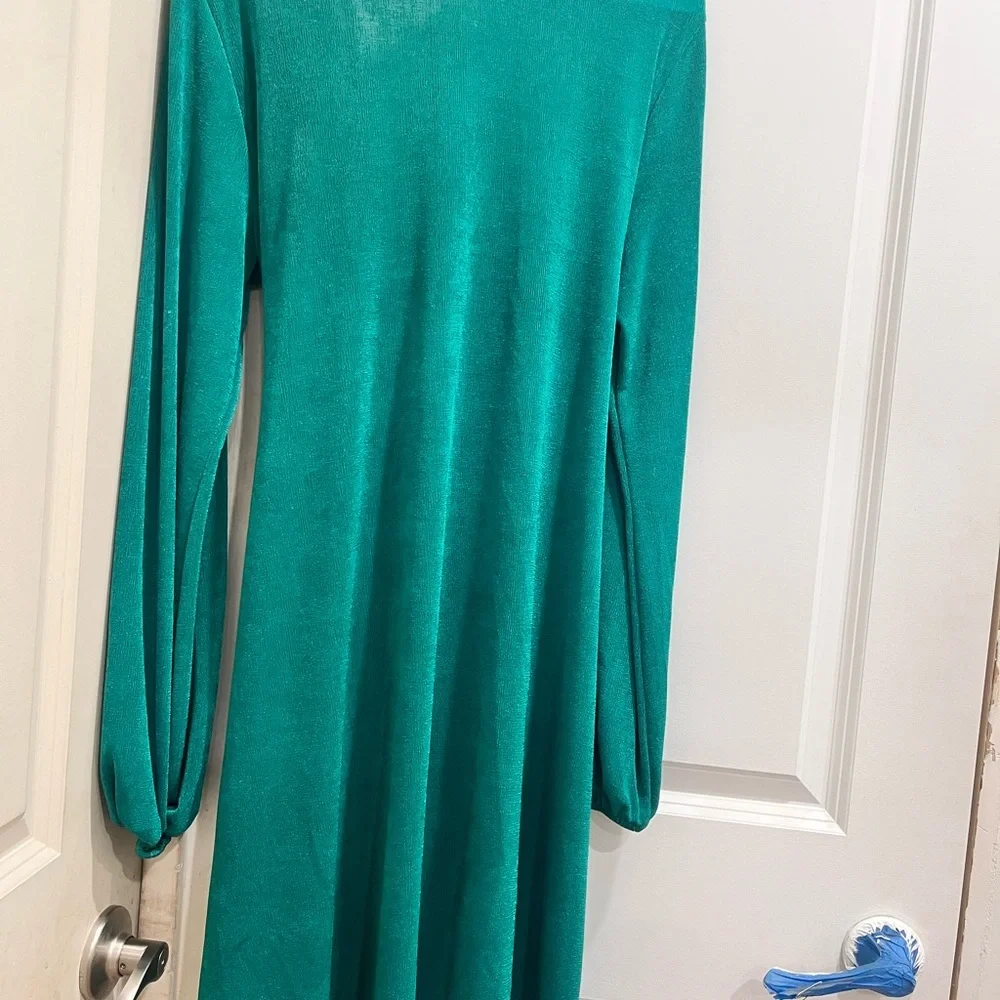 Elegant Emerald Green Long Sleeve Wrap Dress 👗 - Picture 3 of 4